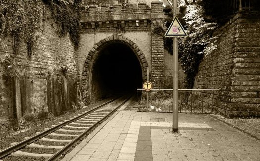 涌泉穴贴敷治顽固性鼻衄和慢性咽炎各一案